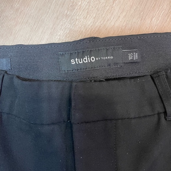 ✨Like New✨ Torrid studio pant size 10Short - Picture 2 of 5